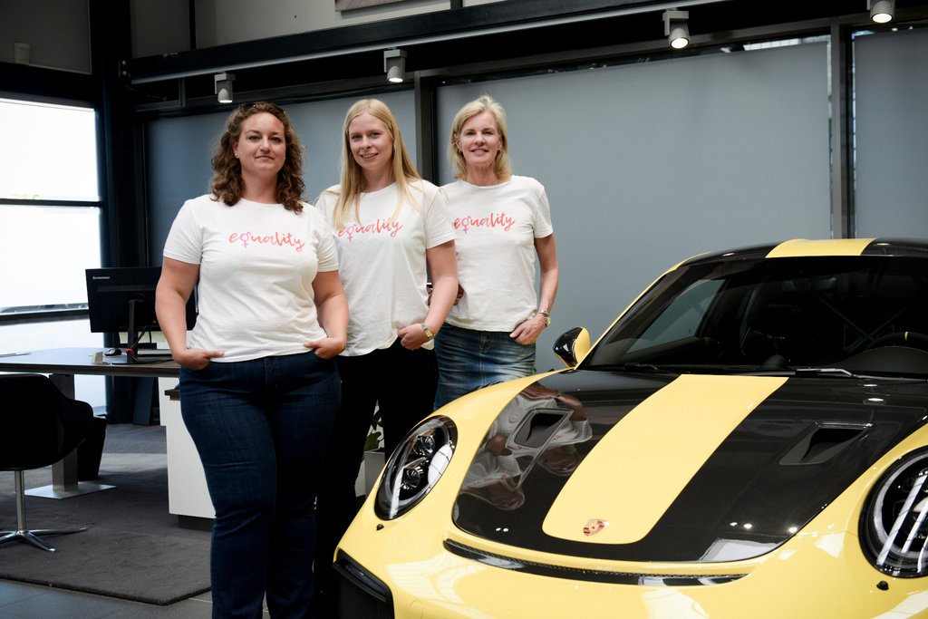 Fra venstre: Signe Vahlun, næstforkvinde hos Dansk Kvindesamfund, Christina Nielsen og Christina Alfthan, pressechef hos Dansk Kvindesamfund
(Foto: Christina Nielsen Racing)